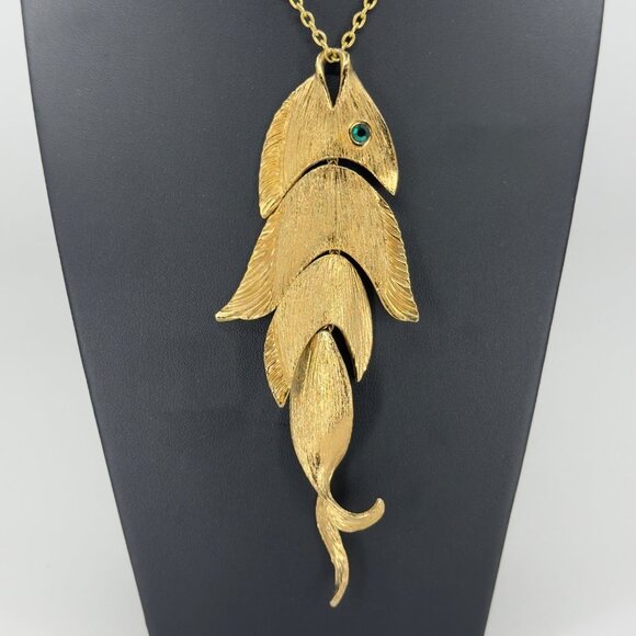 Vintage Napier Gold Tone Articulated Fish Green Rhinestone Eye Pendant - Picture 1 of 16